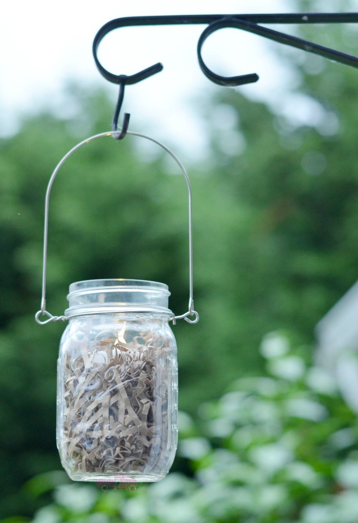 If you are obsessed with anything mason jar then you are going to love this simple DIY! Perfect for a backyard soiree!! Make your own DIY Hanging Mason Jar Decor!
